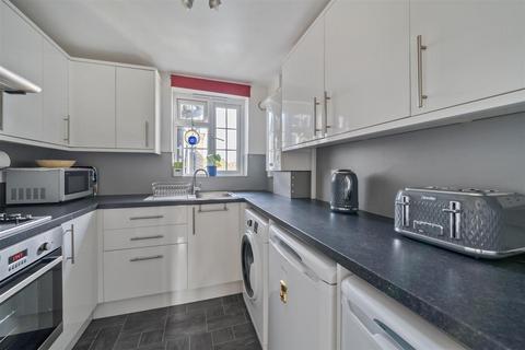 11, Bell Court Kingston Road, Surbiton, KT5 9NR