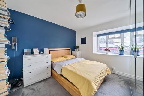 11, Bell Court Kingston Road, Surbiton, KT5 9NR