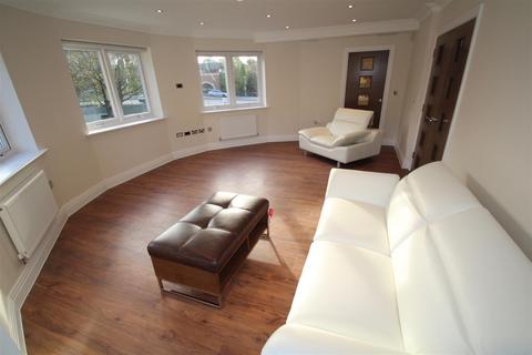 2 bedroom apartment to rent, Exchange Mansions, Rickmansworth WD3 7BZ