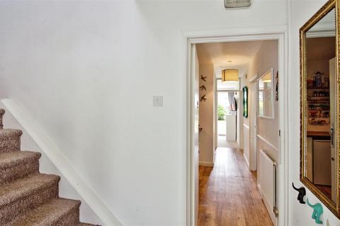 2 bedroom flat for sale, Torquay Drive, Leigh-On-Sea SS9