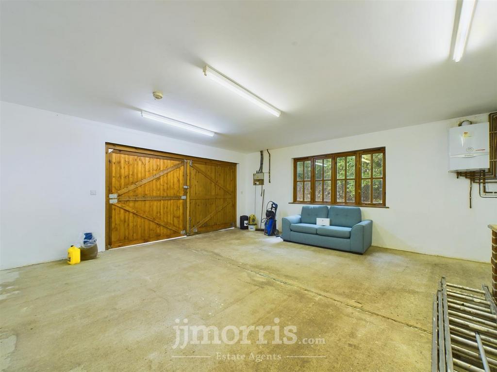 Integral Double Garage/Workshop