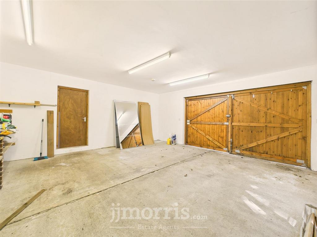 Integral Double Garage/Workshop