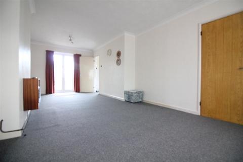 3 bedroom semi-detached house to rent, Balmoral Drive, Hayes