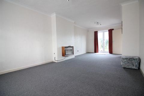 3 bedroom semi-detached house to rent, Balmoral Drive, Hayes