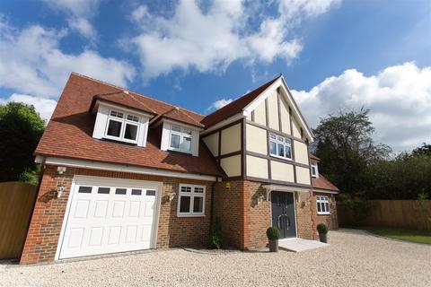 5 bedroom detached house to rent, Hurst Drive, Walton On The Hill, Tadworth