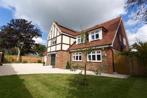 5 bedroom detached house to rent, Hurst Drive, Walton On The Hill, Tadworth