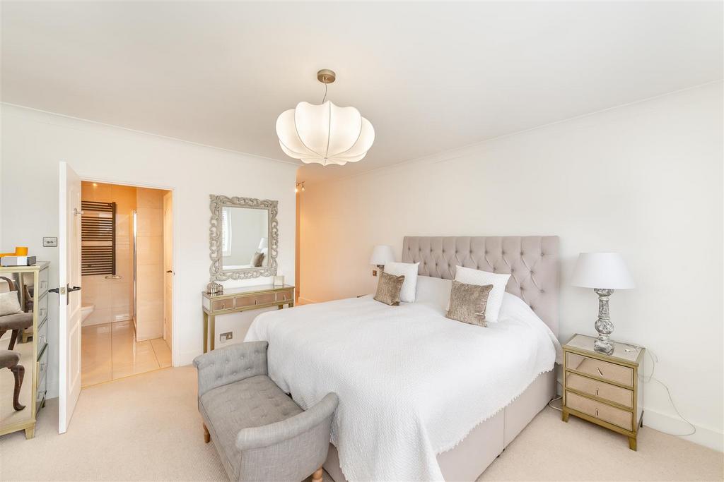 8612229-interior34.jpg