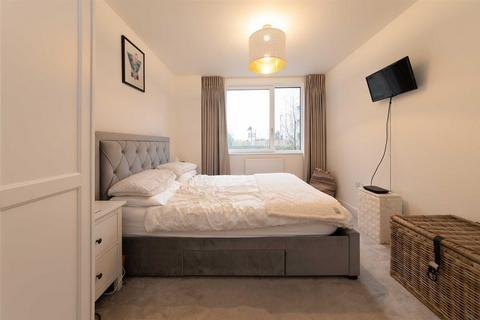 3 bedroom flat to rent, Medawar Drive, London