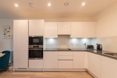 3 bedroom flat to rent, Medawar Drive, London