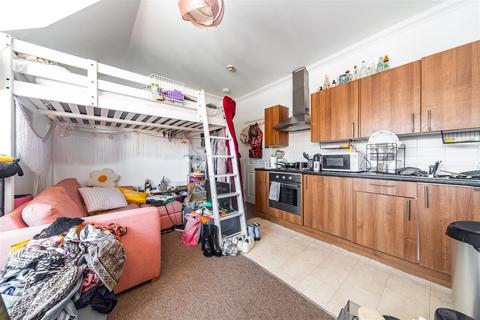 Studio to rent, Cambridge Road, Eastbourne