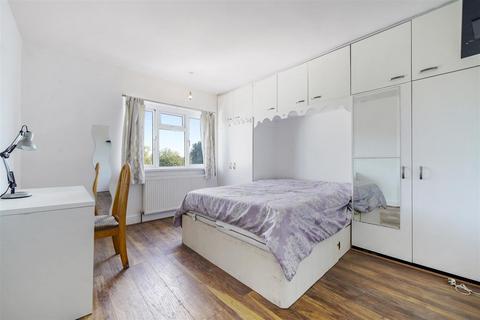 4 bedroom semi-detached house to rent, Stilecroft Gardens, Wembley