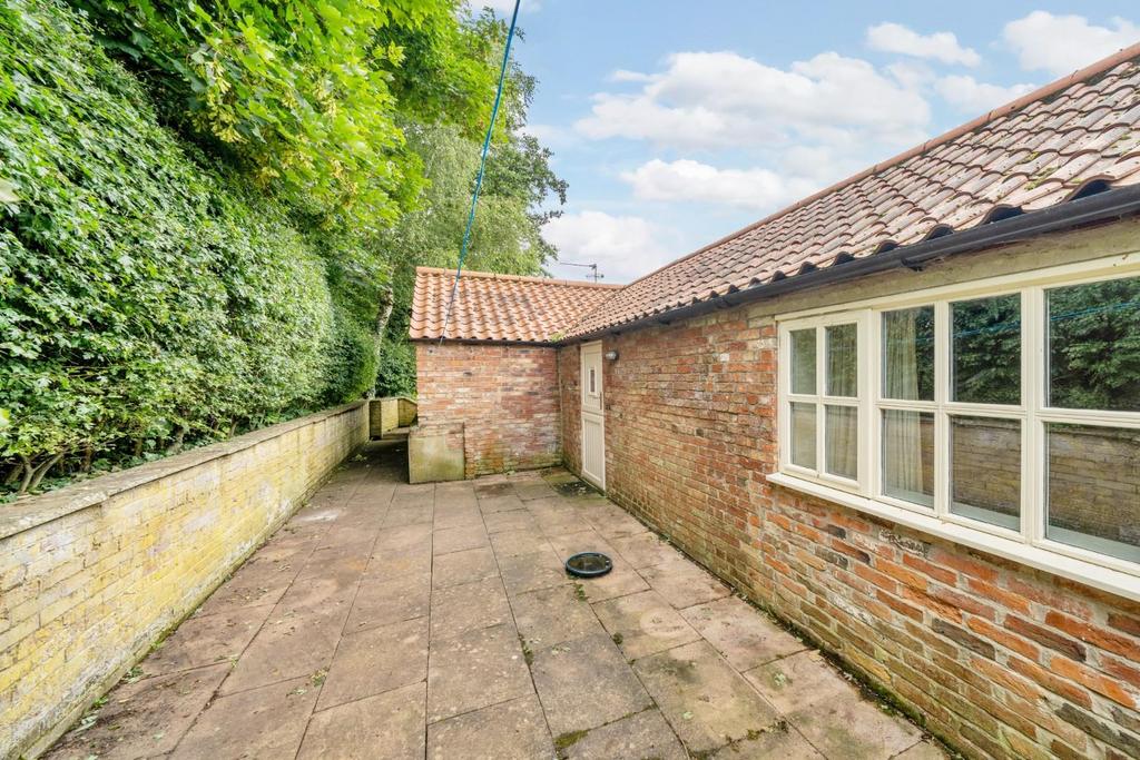 2nd view REAR COURTYARD PATIO.jpg
