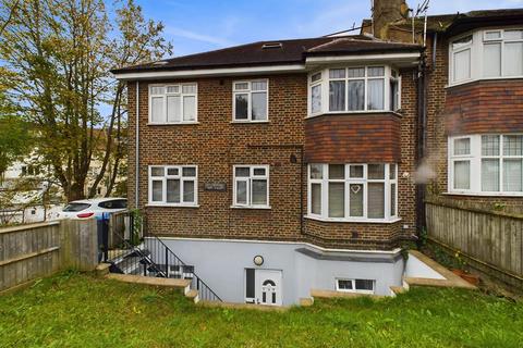 1 bedroom flat for sale, The Avenue, Coulsdon CR5