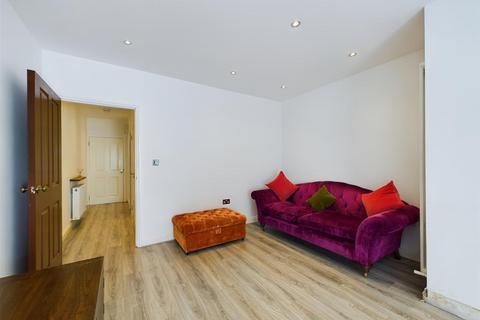 1 bedroom flat for sale, The Avenue, Coulsdon CR5