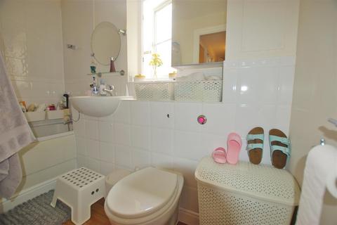 2 bedroom flat to rent, Windmill Drive, London NW2