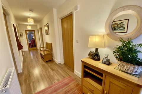 8 Cae Coch, Drefach, Llanelli, SA14 7AL