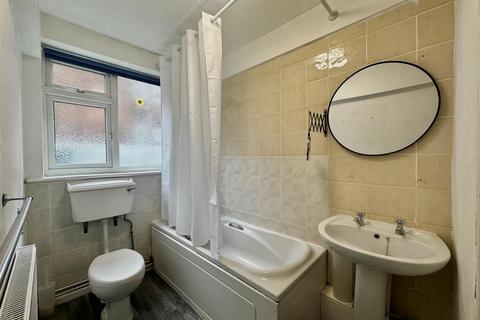 1 bedroom flat to rent, Manley Court, Manchester M16