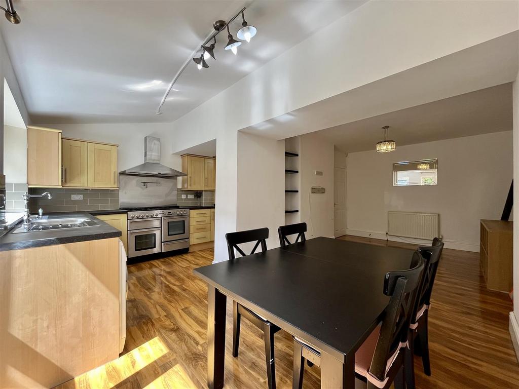 Kitchen / Dining Area Aspect 2