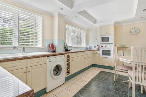 28 Appletons, Hadlow, Tonbridge, TN11 0DT