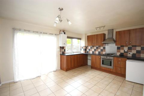 3 bedroom terraced house to rent, Barnwell Drive, Rushden NN10