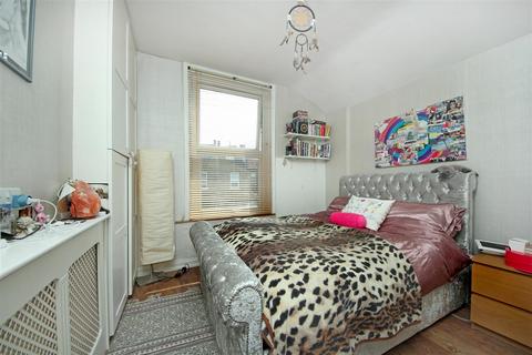 2 bedroom flat to rent, St Kilda Road, W13
