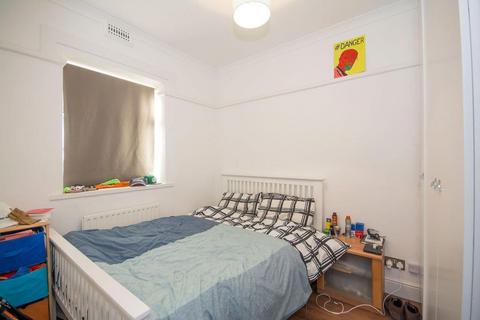 2 bedroom flat to rent, New Park Road, Clapham SW2