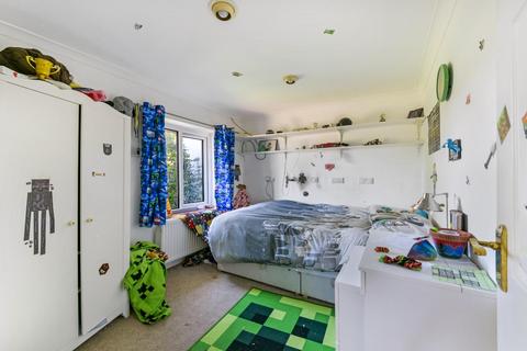 2 Bridgefield Close, Banstead, SM7 1LR