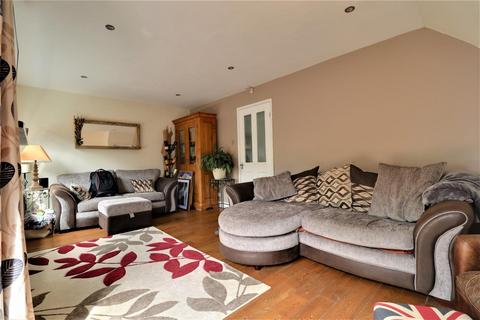 3 bedroom detached house to rent, Gladstone Crescent, Rawdon, Leeds, West Yorkshire, LS19