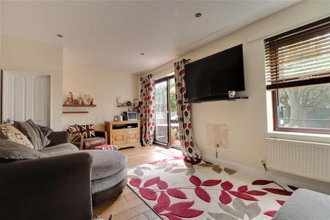 3 bedroom detached house to rent, Gladstone Crescent, Rawdon, Leeds, West Yorkshire, LS19