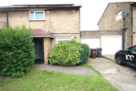 3 bedroom semi-detached house to rent, Frizlands Lane, Dagenham