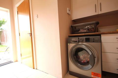 3 bedroom semi-detached house to rent, Frizlands Lane, Dagenham