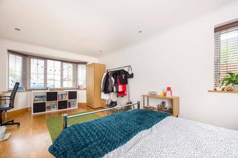 1 bedroom in a house share to rent, Nightingale Shott, Egham, Surrey, TW20