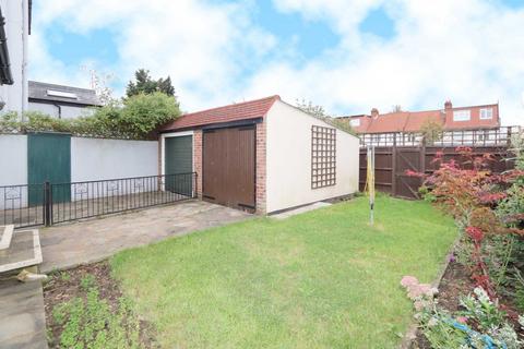 2 bedroom semi-detached bungalow to rent, Washington Road, Worcester Park