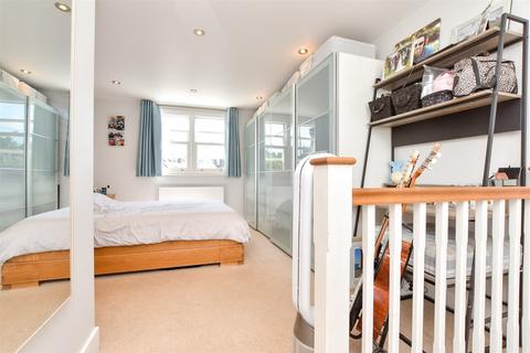 16 Albion Road, Reigate, RH2 7JY