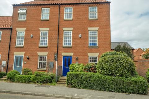 3 bedroom townhouse for sale, Newbridge Hill, Louth LN11