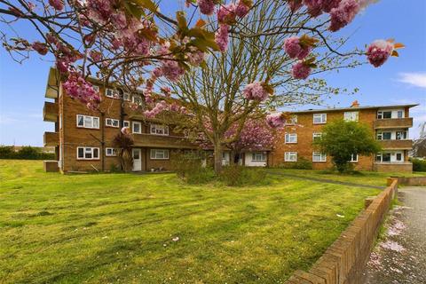 3 bedroom flat to rent, North Road, Lancing, BN15 9BD