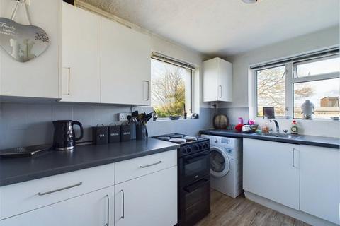 3 bedroom flat to rent, North Road, Lancing, BN15 9BD