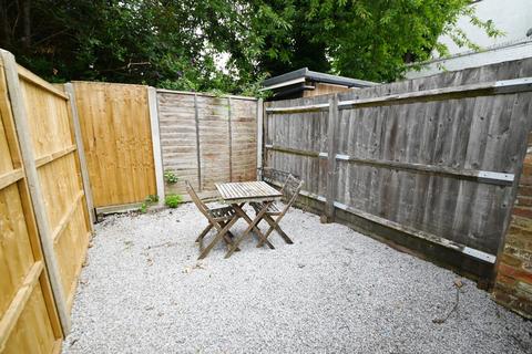 2 bedroom terraced house to rent, Holly Road, Twickenham TW1