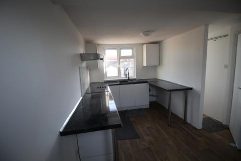 3 bedroom flat to rent, Southall, UB1