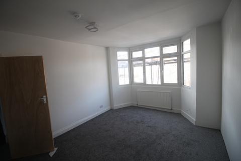 3 bedroom flat to rent, Southall, UB1