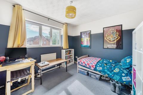 73 The Cornfields, Bishops Cleeve, Cheltenham, GL52 7YQ