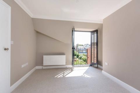 5 bedroom end of terrace house to rent, Maldon Road London W3