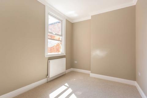 5 bedroom end of terrace house to rent, Maldon Road London W3