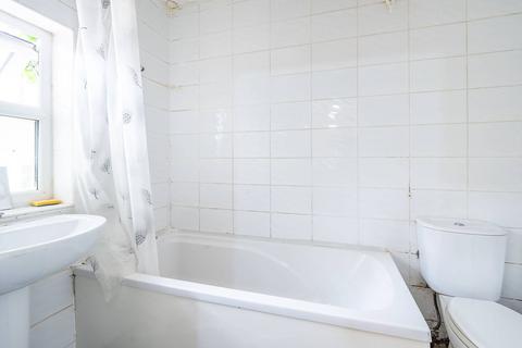 2 bedroom flat to rent, Davisville Road, Ravenscourt Park, London, W12