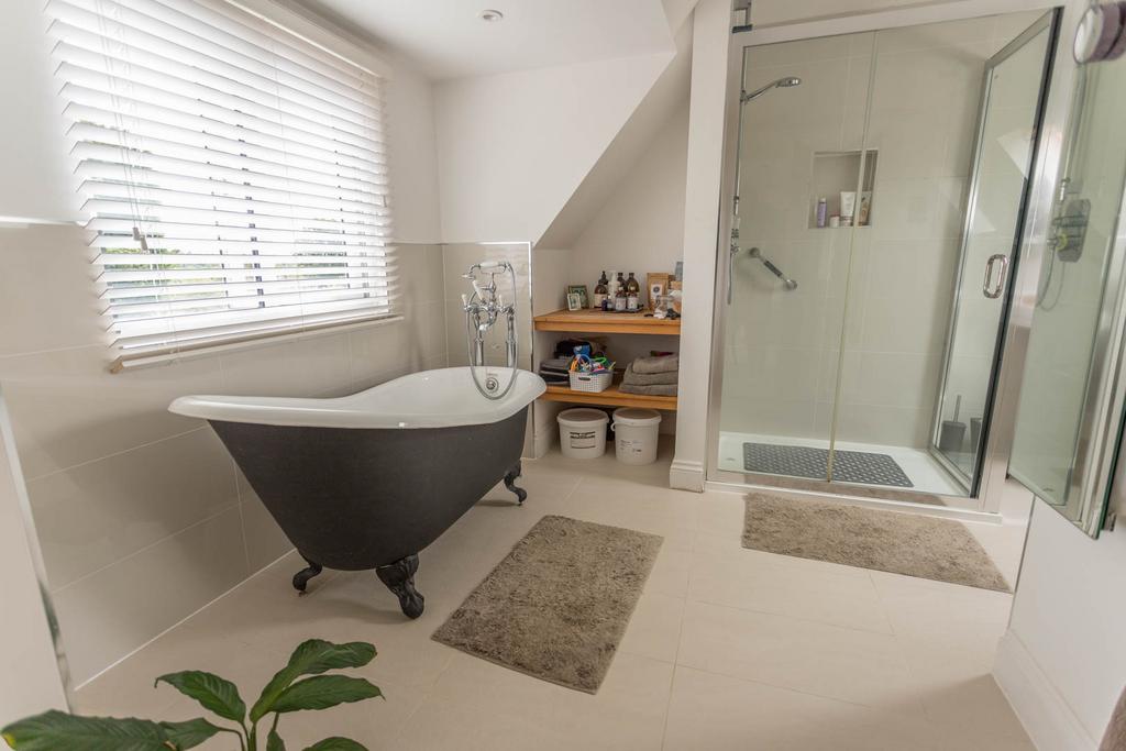 Large en-suite Bathroom