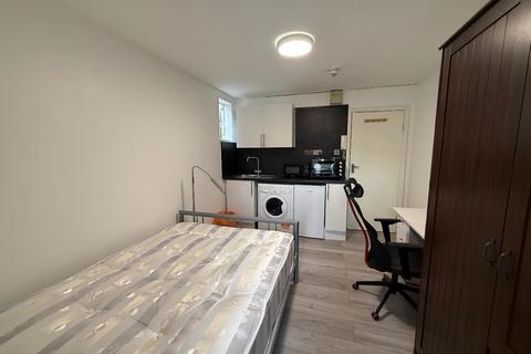 Studio to rent, Mill Lane, London