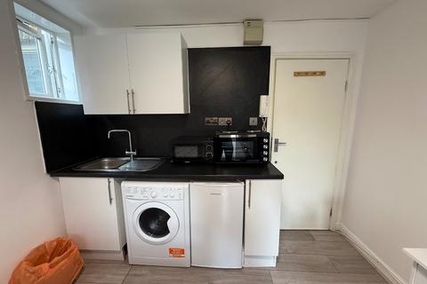 Studio to rent, Mill Lane, London