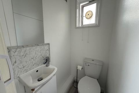 Studio to rent, Mill Lane, London