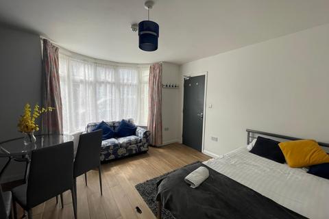 1 bedroom in a house share to rent, Maybank Avenue, Wembley, HA0