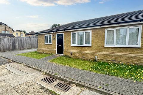 2 bedroom semi-detached bungalow to rent, Springwood Way, Romford RM1